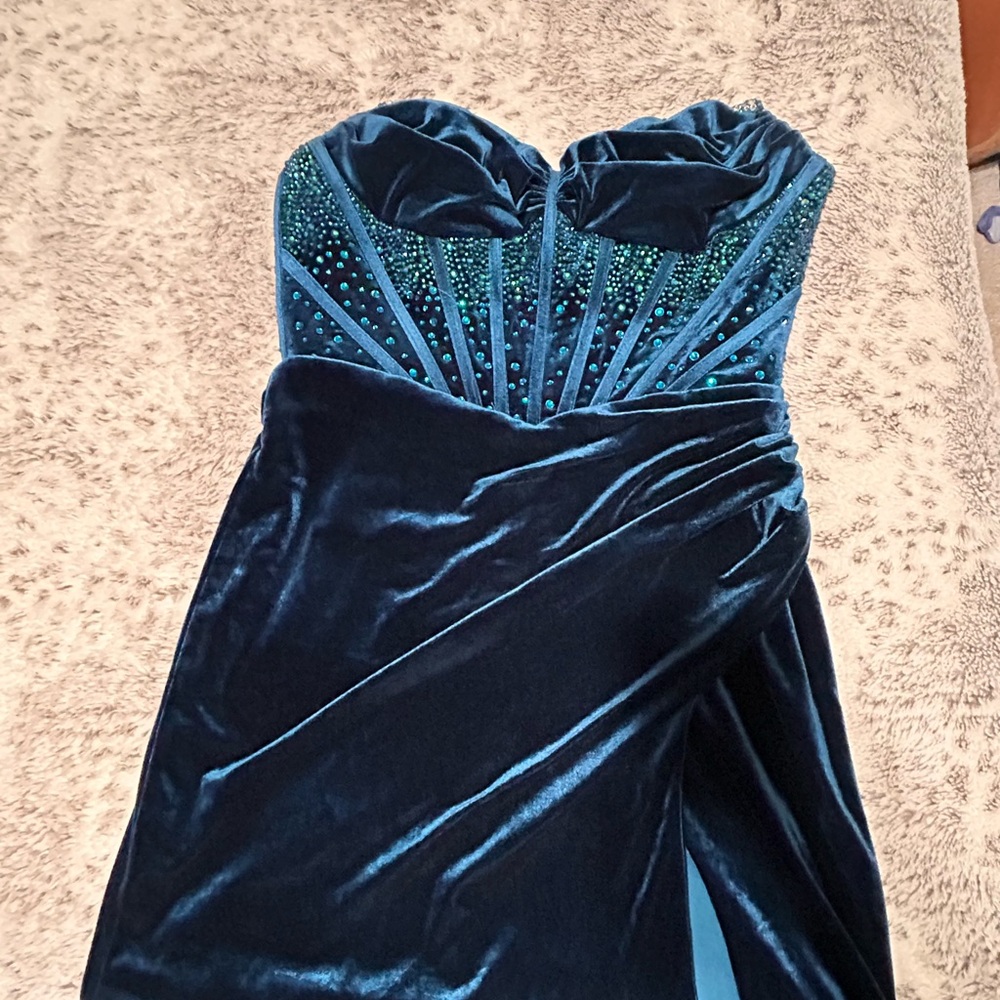 Luxurious Strapless Velvet Dress in Deep Blue